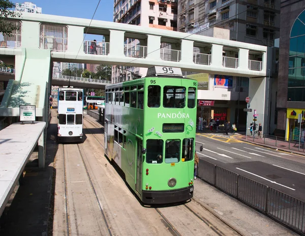 Mensen met behulp van de tram in Hong Kong — Stockfoto