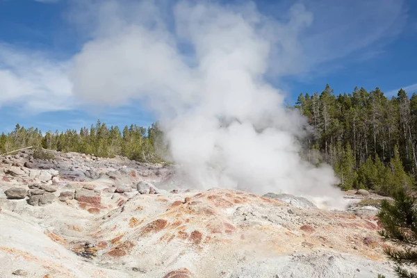 Erupción menor de géiser de barco de vapor — Foto de Stock