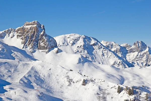 Invierno en los Alpes suizos — Foto de Stock