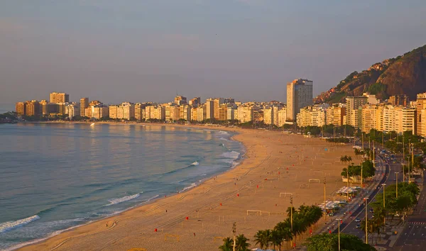 Copacabana Plajı üzerinde gündoğumu — Stok fotoğraf