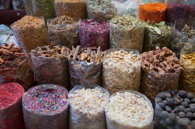 Geleneksel Arap Çarşısı üzerinde renkli baharat
