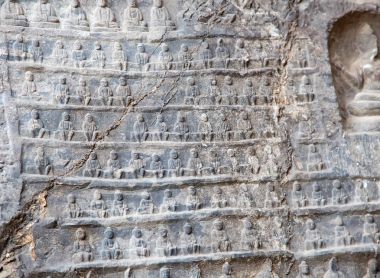Ünlü Longmen mağarasını heykeller 