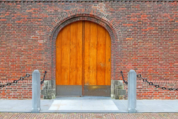 Tür an Ziegelwand — Stockfoto