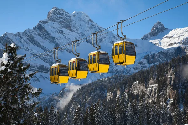Лыжный спуск на горнолыжном курорте — стоковое фото