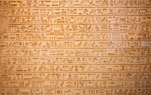 Egyptian hieroglyphs on wall — Stock Photo, Image