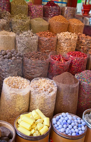 Especiarias coloridas no tradicional souk árabe — Fotografia de Stock