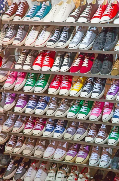 Bir sürü spor ayakkabı ayakkabı — Stok fotoğraf