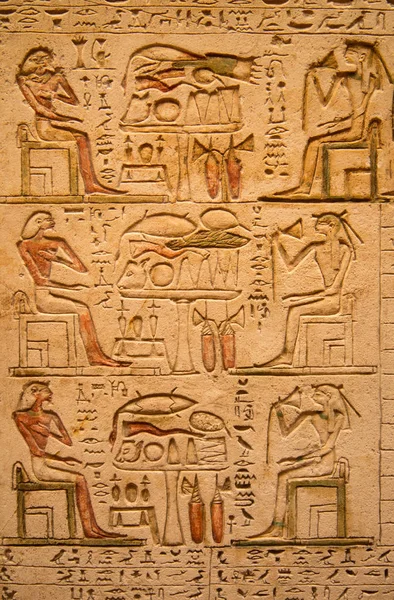 Egyptian hieroglyphs on wall — Stock Photo, Image