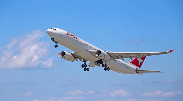 飛行機の準備が離陸します。 — ストック写真