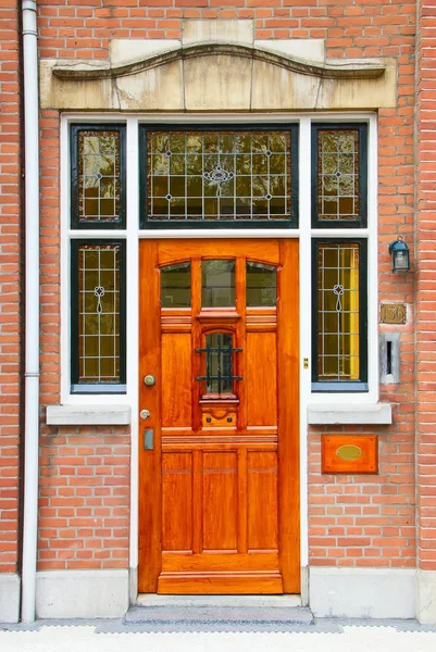 Drzwi na mur z cegły — Zdjęcie stockowe