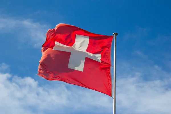 Drapeau suisse contre ciel — Photo