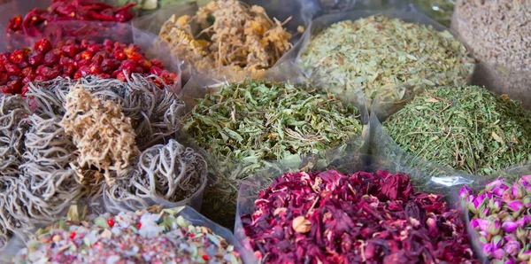 Colorful spices on traditional arabian souk — Stock Photo, Image