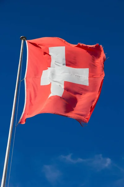 Schweizer Flagge gegen den Himmel — Stockfoto