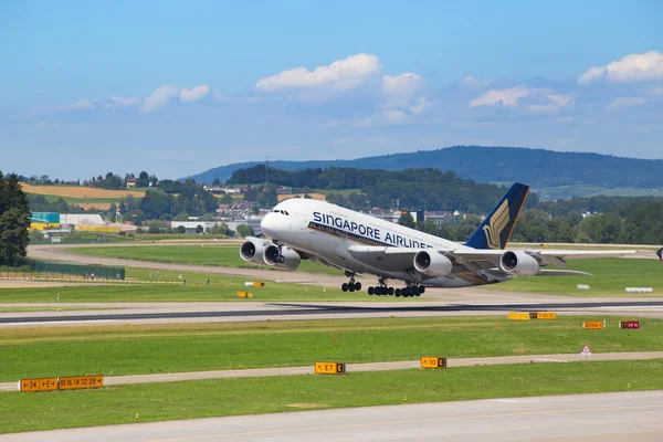 A-380 Singapore Airlines taking off — Stock Photo, Image