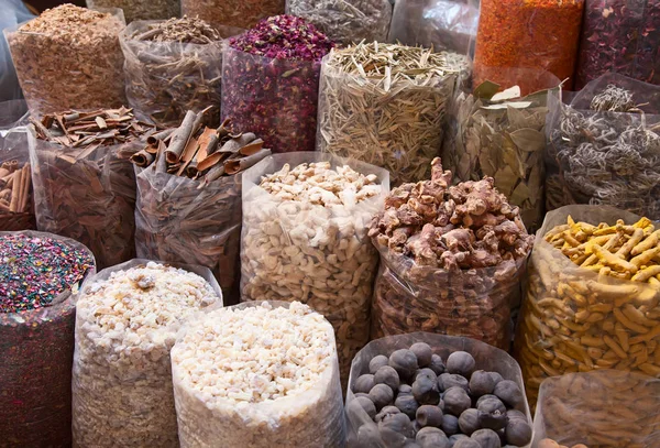 Farbenfrohe Gewürze auf traditionellem arabischen Souk — Stockfoto