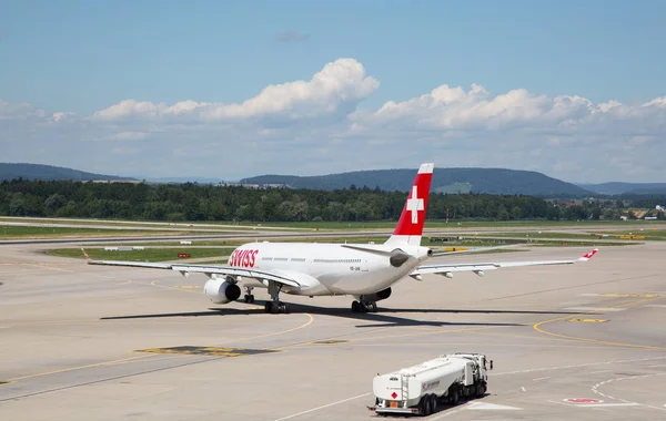 飛行機の準備が離陸します。 — ストック写真