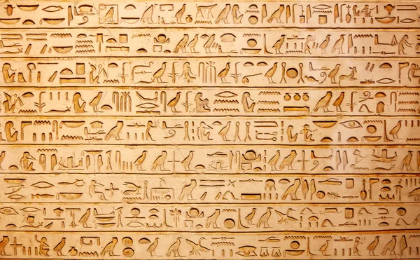 Hieróglifos egípcios na parede — Fotografia de Stock