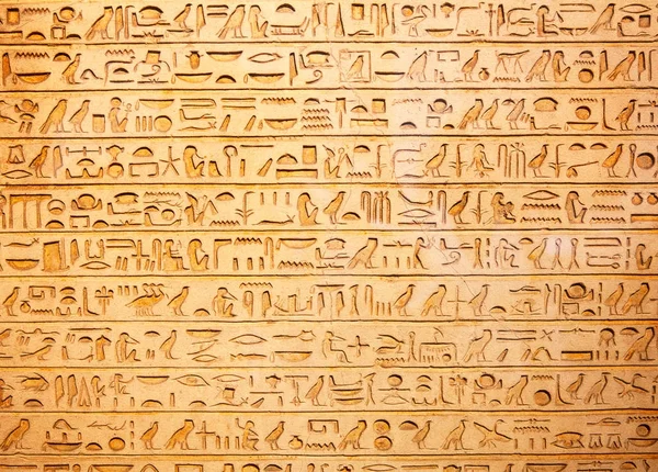 Egyptian hieroglyphs on wall — Stock Photo, Image