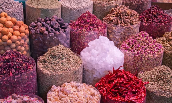 Especias coloridas en zoco árabe tradicional —  Fotos de Stock