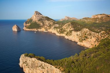 Ünlü Formentor cape