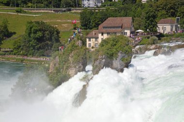 Rheinfall Avrupa'nın en büyük şelale
