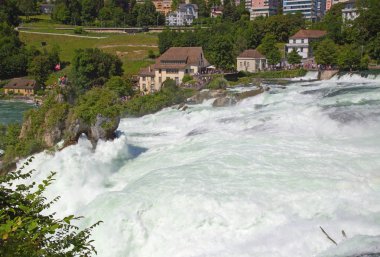 Rheinfall Avrupa'nın en büyük şelale