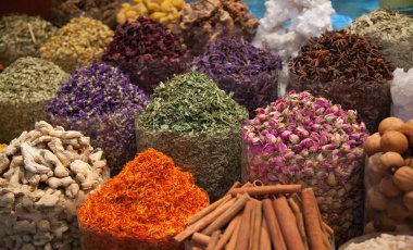 Arap Çarşısı üzerinde renkli baharat