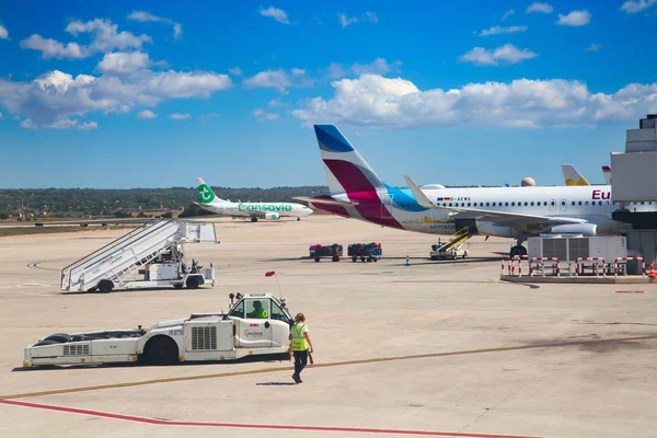 Planes preparing for take off — Stock Photo, Image