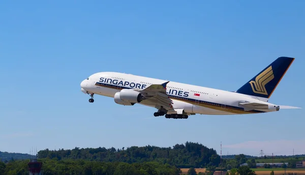 Aerolíneas que despegan del aeropuerto de Zurich — Foto de Stock