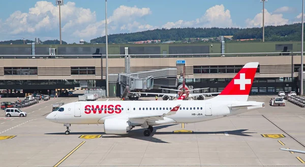 Flugzeuge bereiten sich auf den Start vor — Stockfoto