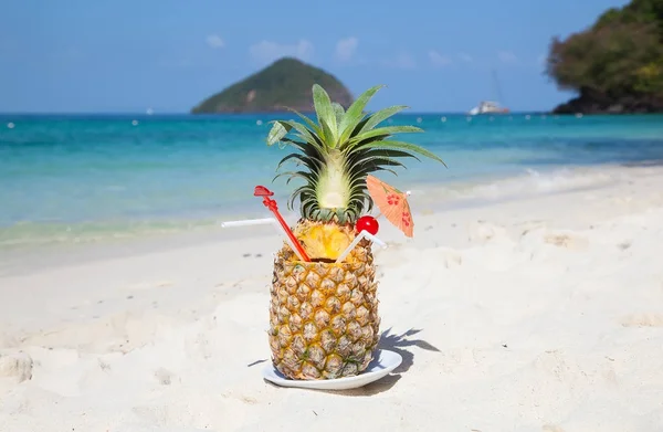 Pinaapple cocktail on sandy beach — Stock Photo, Image