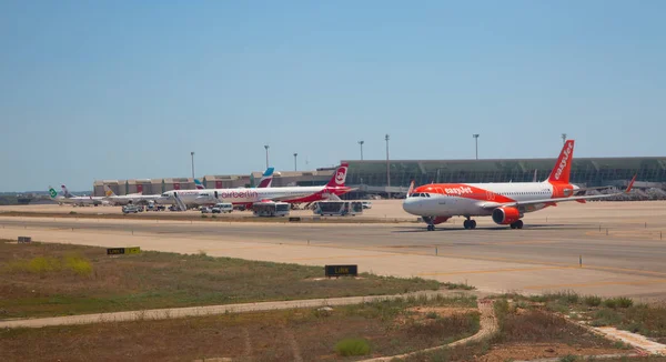 Planes preparing for take off — Stock Photo, Image