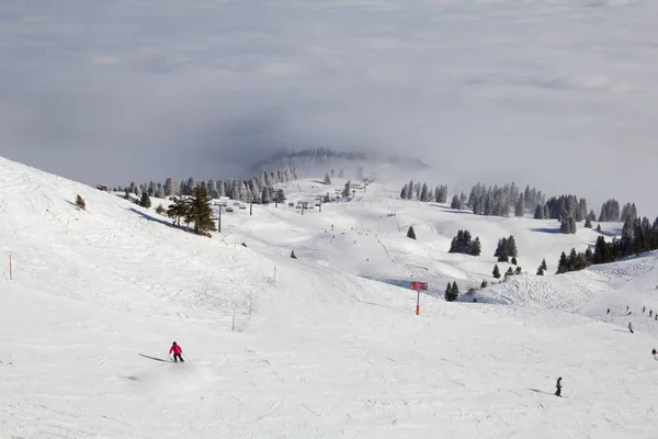 滑雪场上的斜坡 — 图库照片