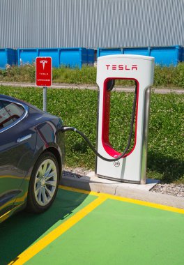 Tesla Supercharger istasyonu