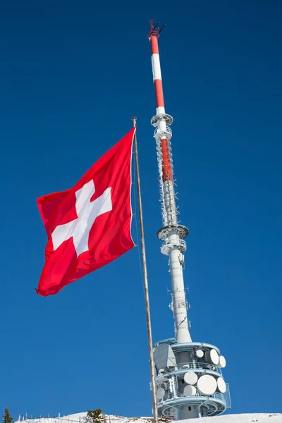 Schweiziska flaggan mot blå himmel — Stockfoto