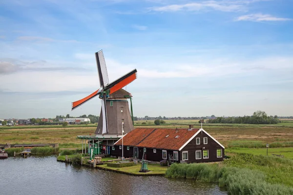 Antichi mulini a vento vicino Kinderdijk — Foto Stock