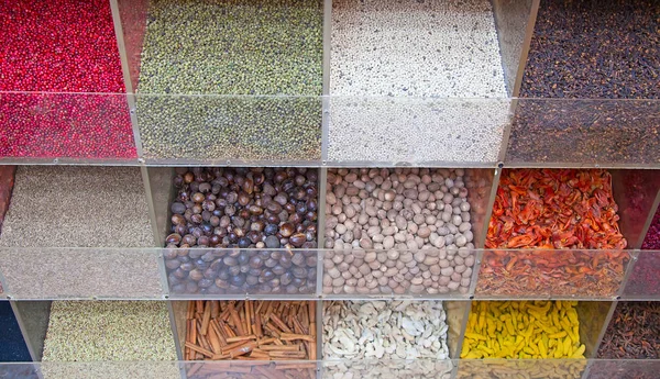 Épices colorées sur le souk arabe — Photo