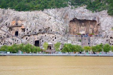 Ünlü Longmen mağarasını