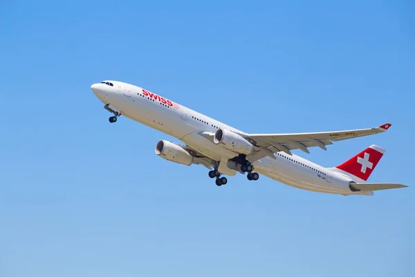 Swiss airlines taking off — Stock Photo, Image