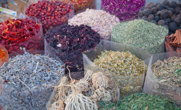 Farbenfrohe Gewürze auf arabischem Souk — Stockfoto