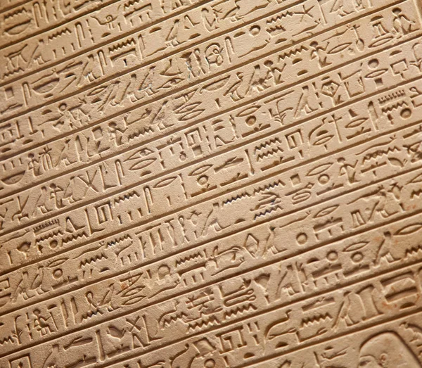 Egipskie hieroglify na ścianie — Zdjęcie stockowe