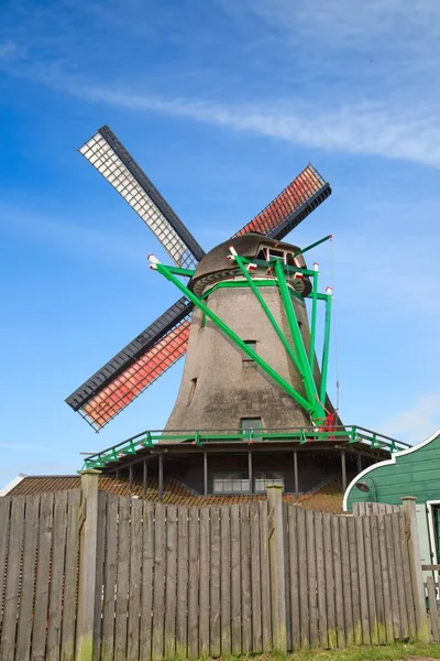 Starożytny wiatrak w pobliżu Kinderdijk — Zdjęcie stockowe