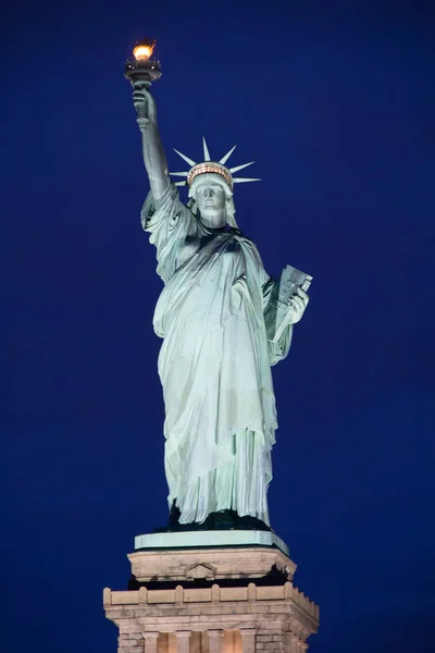 Estátua da Liberdade após o pôr do sol — Fotografia de Stock