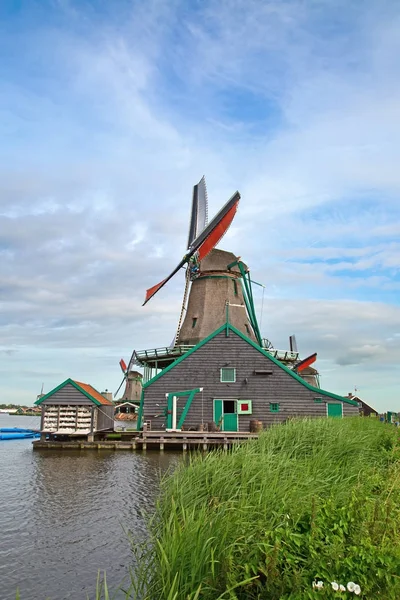 Régi szélmalmok közelében Kinderdijk szerepel — Stock Fotó