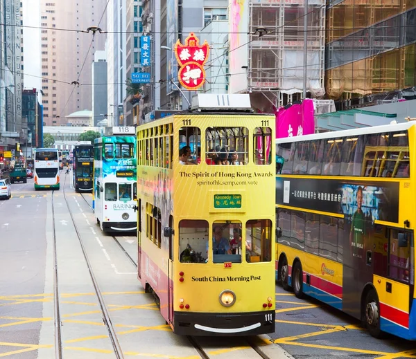 Personas que usan el tranvía en Hong Kong —  Fotos de Stock