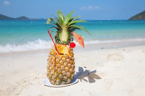 Pineapple cocktail on  beach — Stock Photo, Image