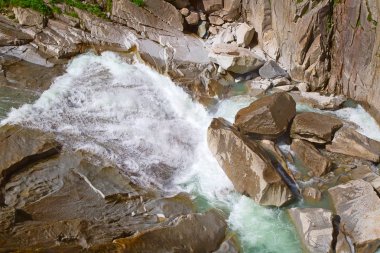  İsviçre Alpleri'nde Nehri
