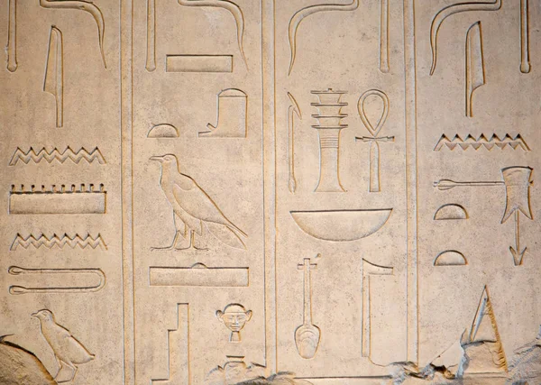 Egyptiska hieroglyfer på väggen — Stockfoto