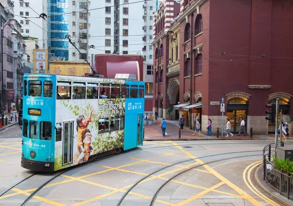 Mensen met behulp van de tram in Hong Kong — Stockfoto