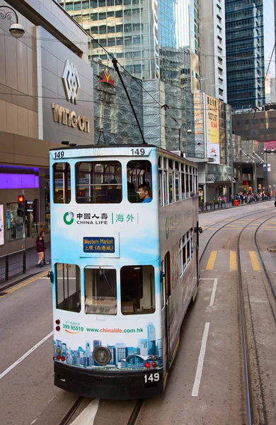 Mensen met behulp van de tram in Hong Kong — Stockfoto